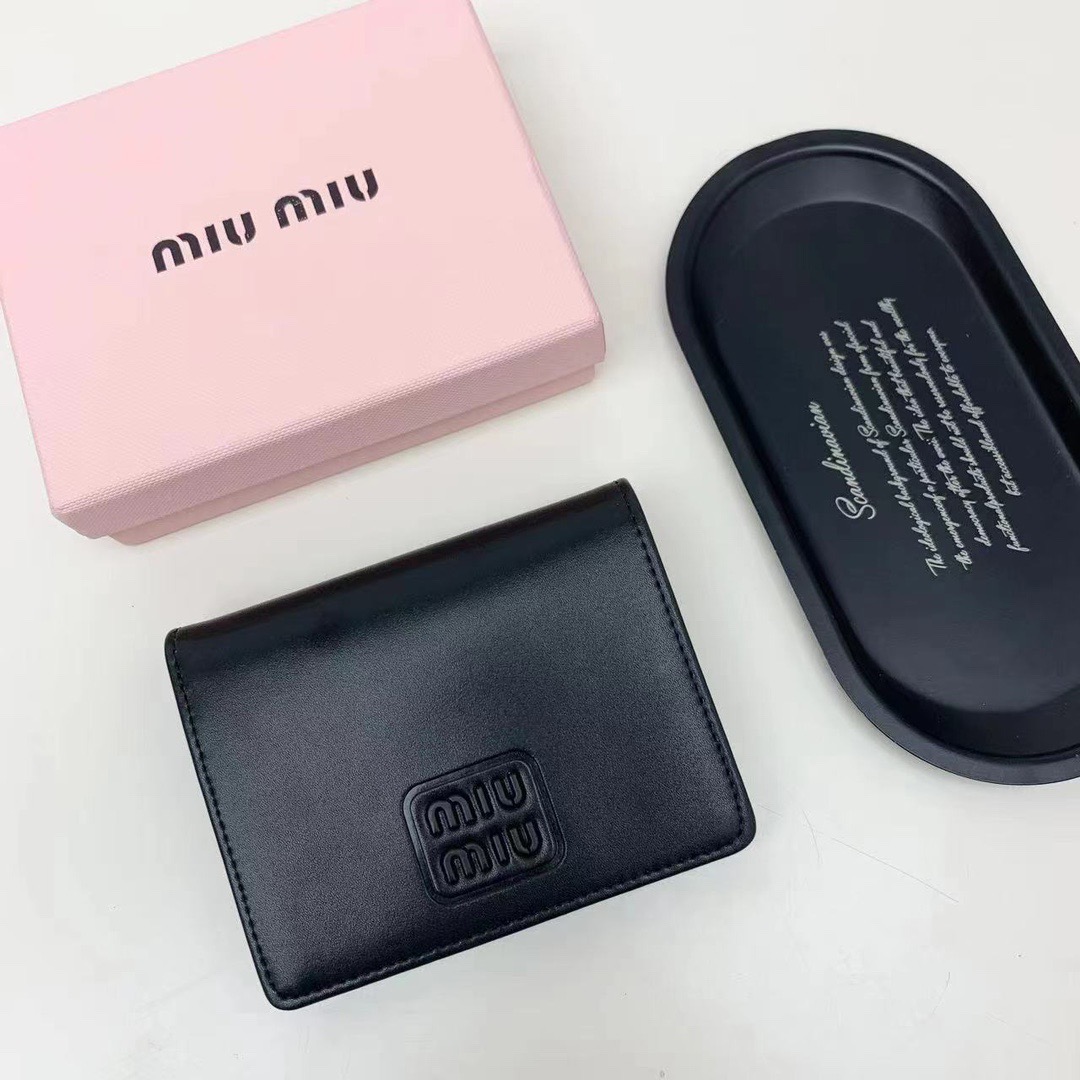Miu Miu ミュウミュウ 二つ折り財布 高級感 コンパクト 黒 棕 藍 - 画像 5