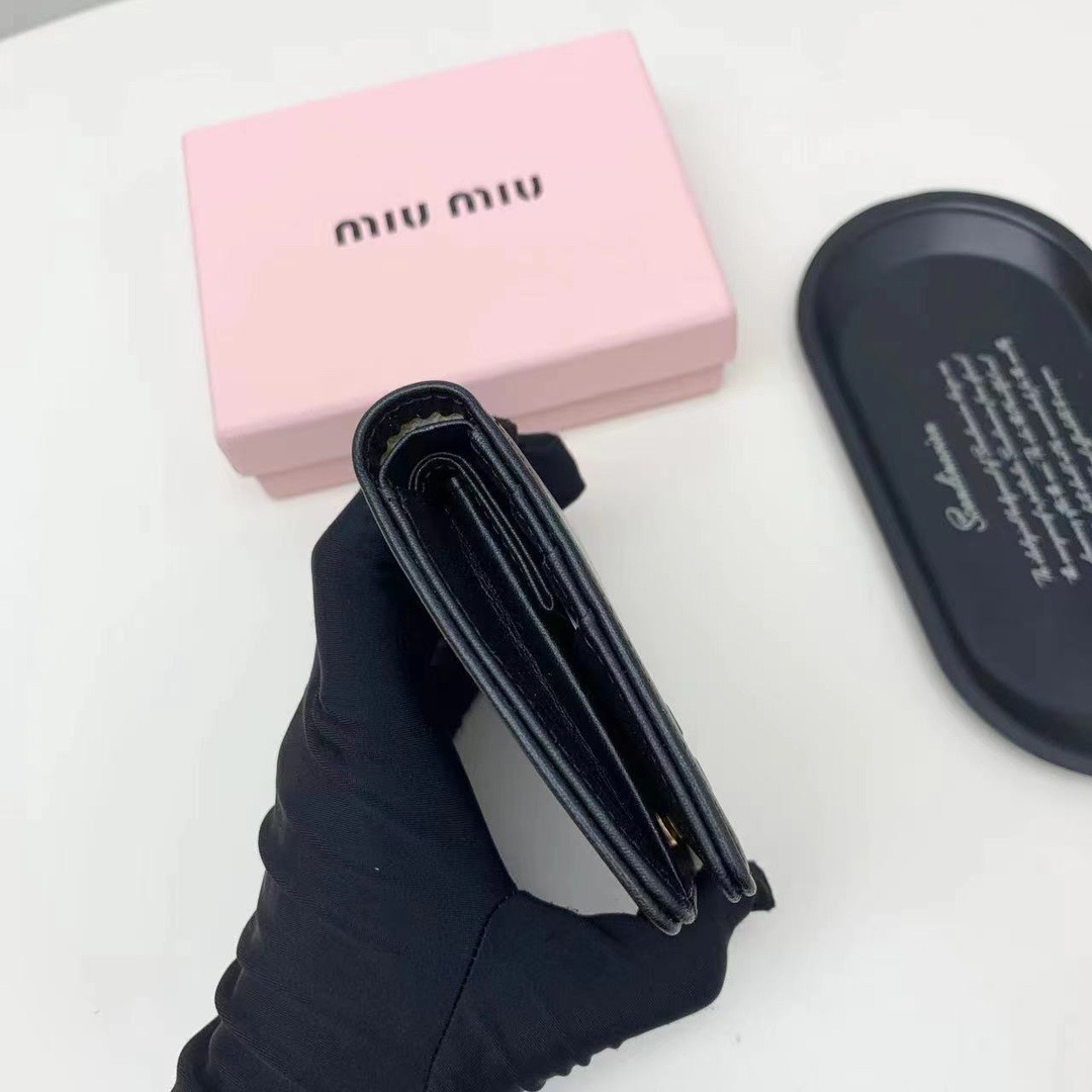 Miu Miu ミュウミュウ 二つ折り財布 高級感 コンパクト 黒 棕 藍 - 画像 6