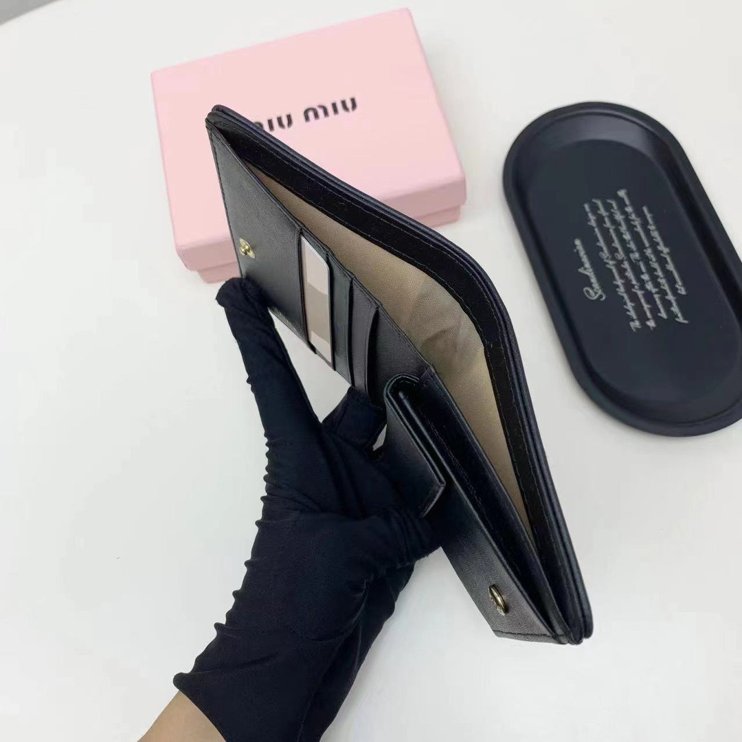 Miu Miu ミュウミュウ 二つ折り財布 高級感 コンパクト 黒 棕 藍 - 画像 8