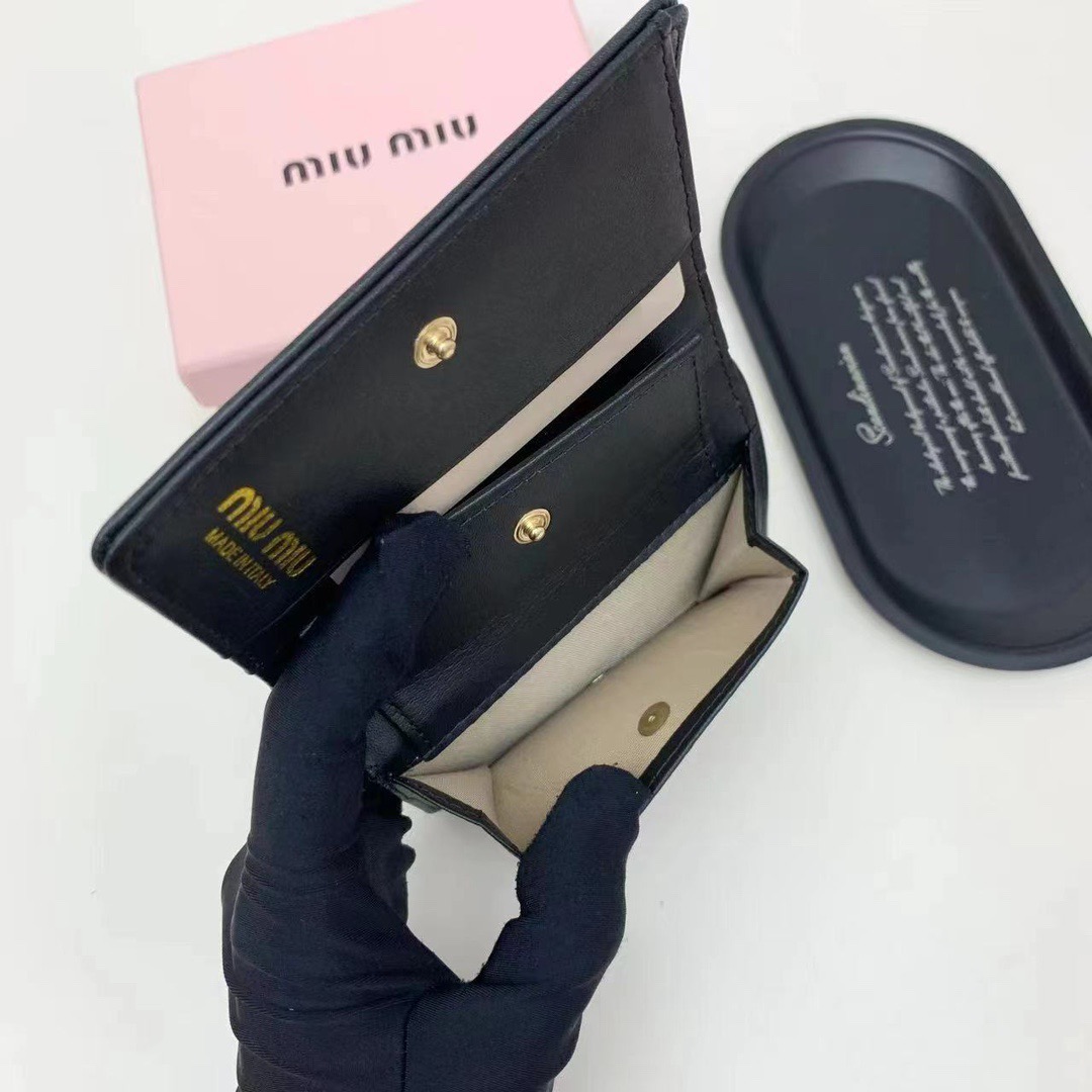 Miu Miu ミュウミュウ 二つ折り財布 高級感 コンパクト 黒 棕 藍 - 画像 9