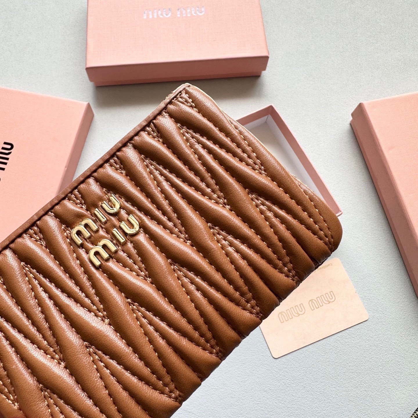 Miu Miu ミュウミュ コインケース 本革仕様 ファスナー付き 全4色展開 - 画像 5
