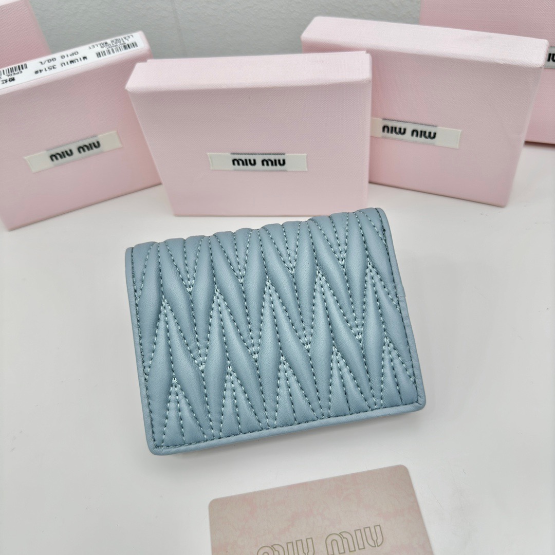 Miu Miu ミュウミュ ウェーブ型プレスレザー 青 ブルー 3513 - 画像 3