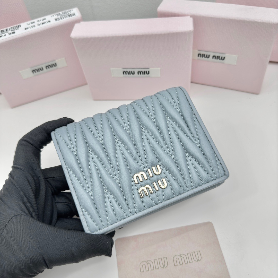 Miu Miu ミュウミュ ウェーブ型プレスレザー 青 ブルー 3513 - 画像 4