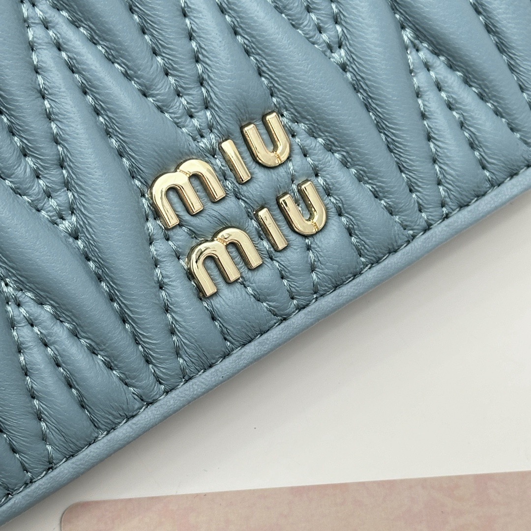 Miu Miu ミュウミュ ウェーブ型プレスレザー 青 ブルー 3513 - 画像 6
