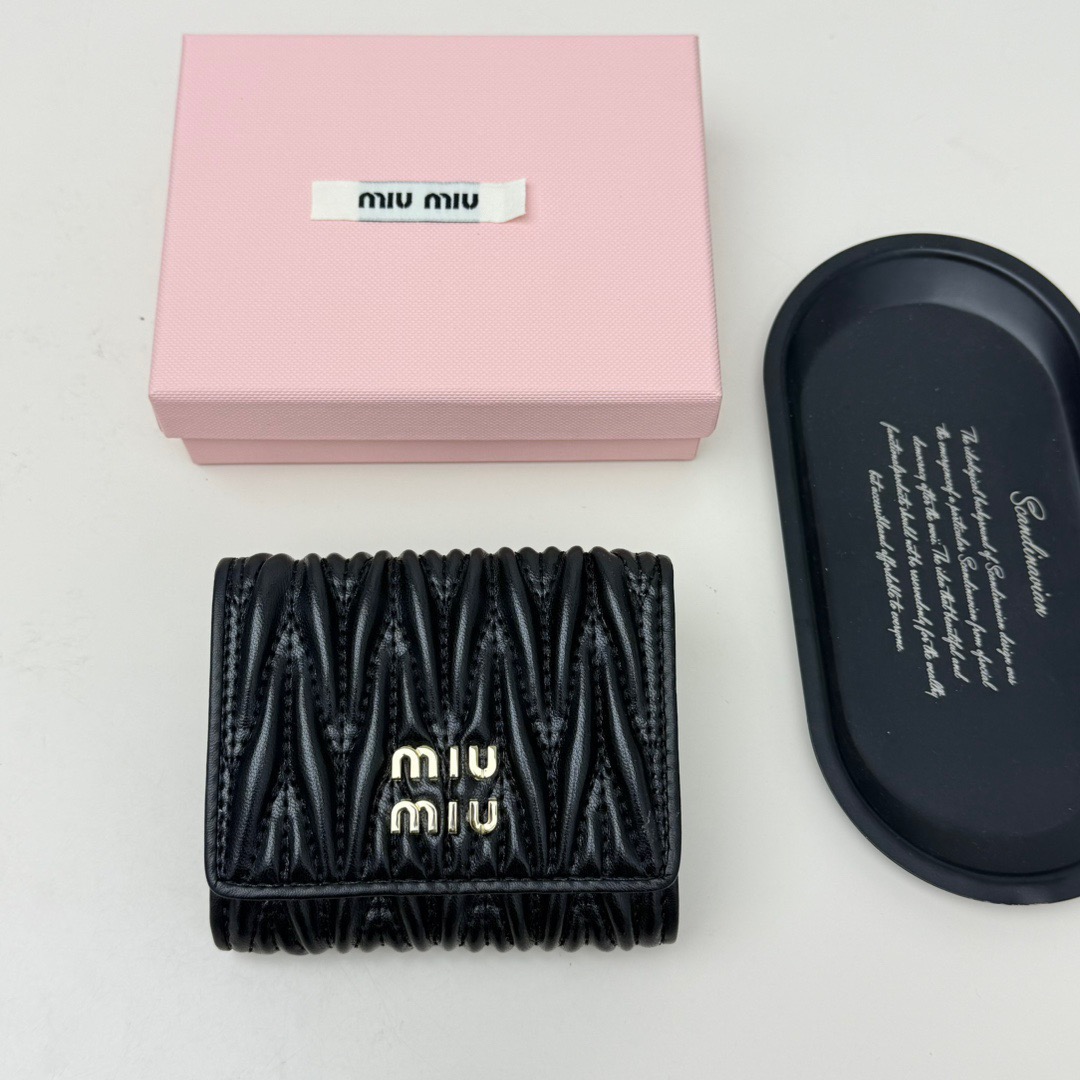 miumiu ミュウミュウ ミニ財布 本革仕様 ファンシーデザイン 黒 11.5*10*3