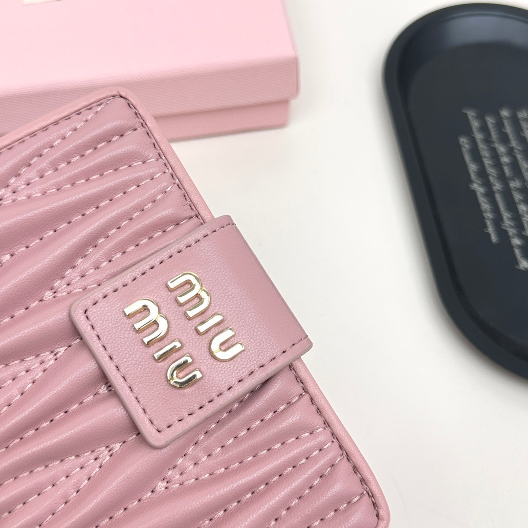 Miu Miu ミウミウ 折り財布 本革仕様 シンプルデザイン ピンク - 画像 5