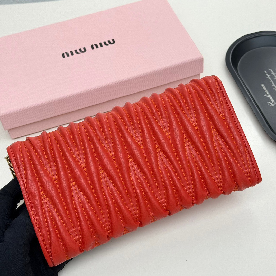 MIU MIU ミウミウ 財布 折りたたみ財布 ミニショルダーバッグ レッド - 画像 4