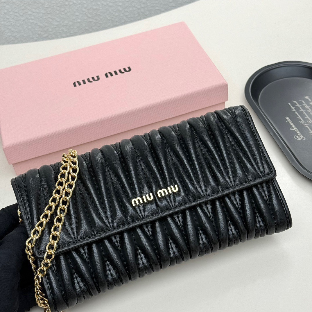 MIU MIU ミウミウ ミニ財布 本革仕様 チェーン付き 黒 - 画像 2