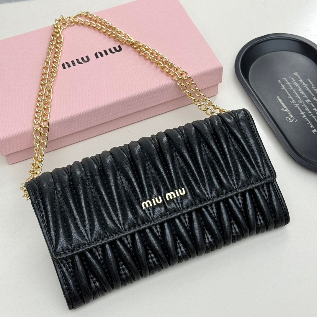 MIU MIU ミウミウ ミニ財布 本革仕様 チェーン付き 黒 - 画像 9