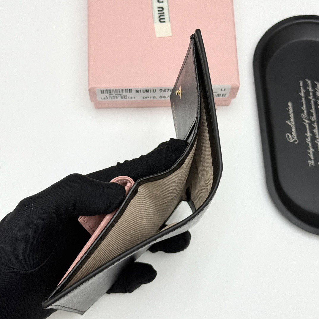 MIU MIU ミウミウ 二つ折り財布 コンパクト ファスナー ブラック ピンク - 画像 8
