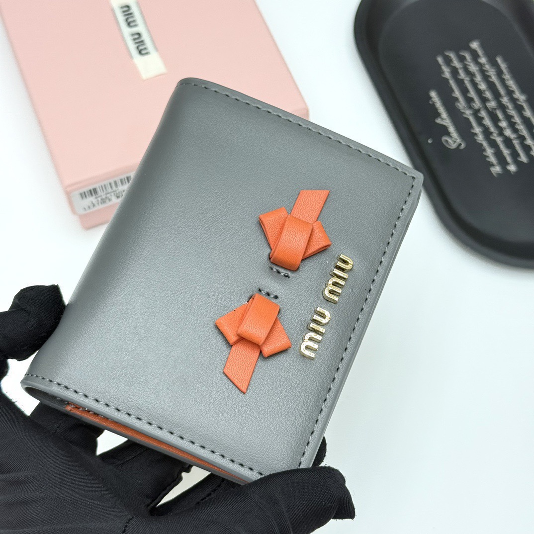 Miu Miu ミウミウ 財布 コンパクト 947 ファスナー チェーン 裏地オレンジ 全4色展開 - 画像 3