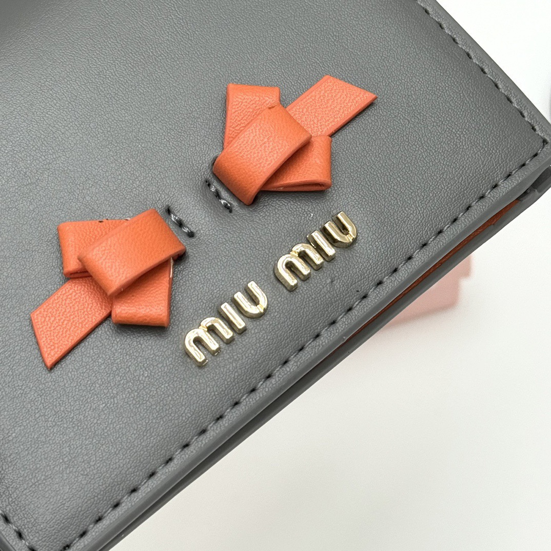 Miu Miu ミウミウ 財布 コンパクト 947 ファスナー チェーン 裏地オレンジ 全4色展開 - 画像 6