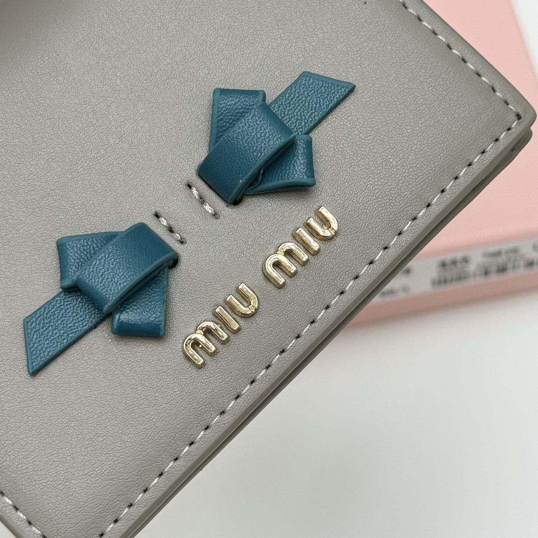 Miu Miu ミウミウ 折り財布 ファスナー コンパクト 3色展開 - 画像 6