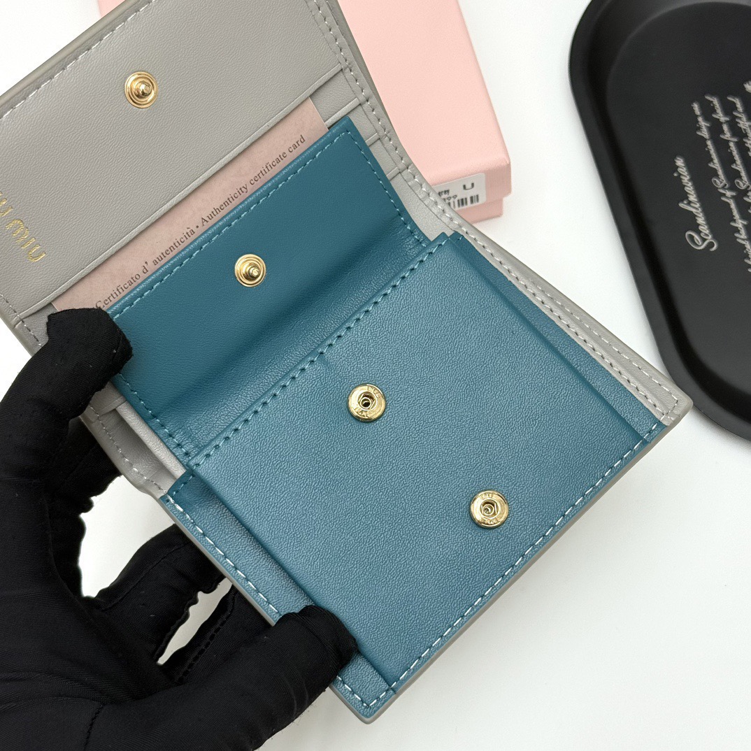 Miu Miu ミウミウ 折り財布 ファスナー コンパクト 3色展開 - 画像 9