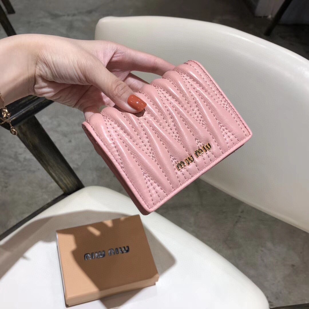 Miu Miu ミュウミュウ レディース 二つ折り財布 マチ付き ピンク