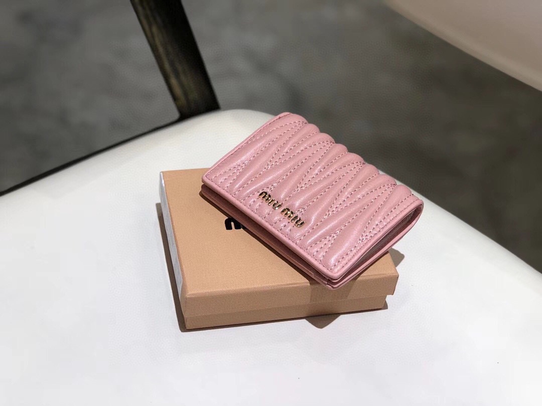 Miu Miu ミュウミュウ レディース 二つ折り財布 マチ付き ピンク - 画像 2