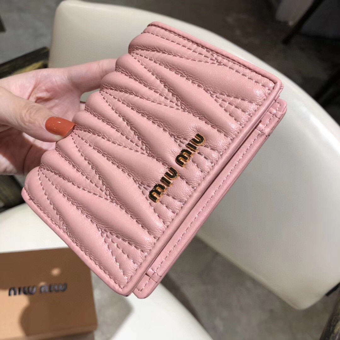 Miu Miu ミュウミュウ レディース 二つ折り財布 マチ付き ピンク - 画像 9
