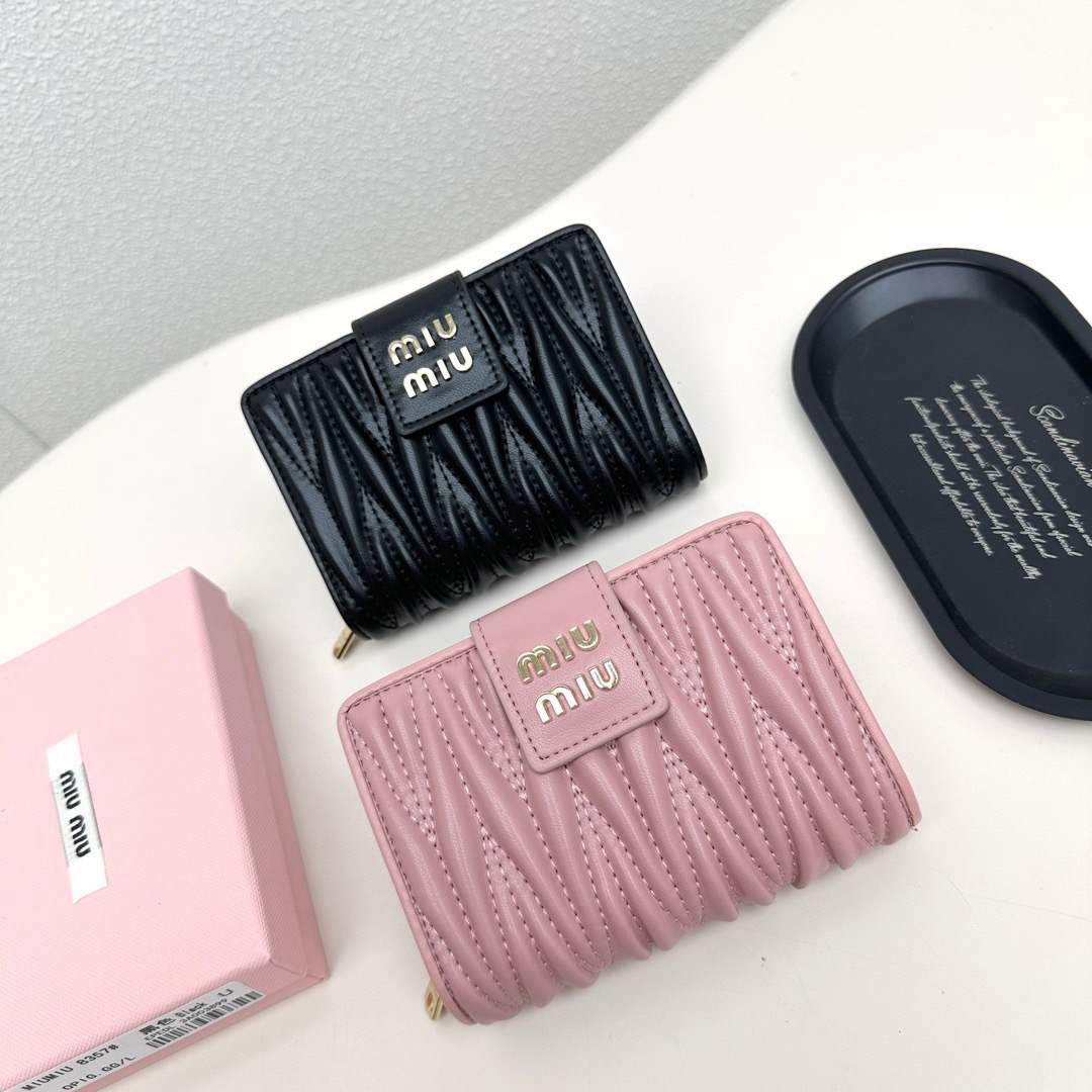 MIU MIU ミュウミュウ 折り財布 コンパクト 収納力 黒 ピンク