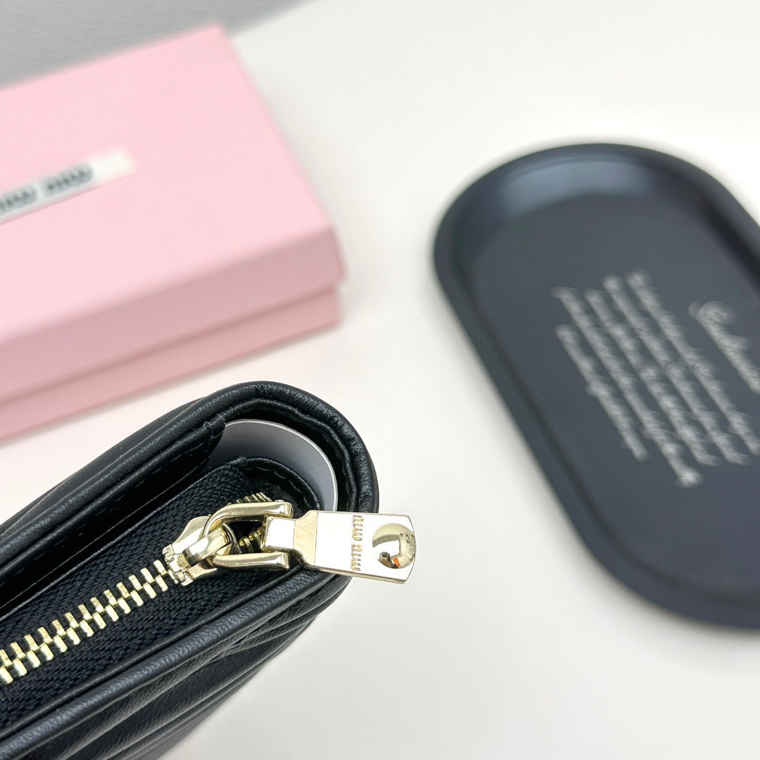 MIU MIU ミュウミュウ 折り財布 コンパクト 収納力 黒 ピンク - 画像 7