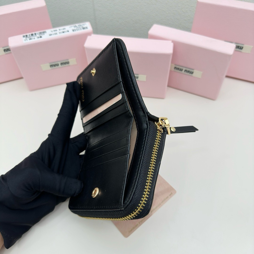Miu Miu ミュウミュ ウェーブデザイン ミニ財布 黒 ピンク ブルー 全3色展開 - 画像 9