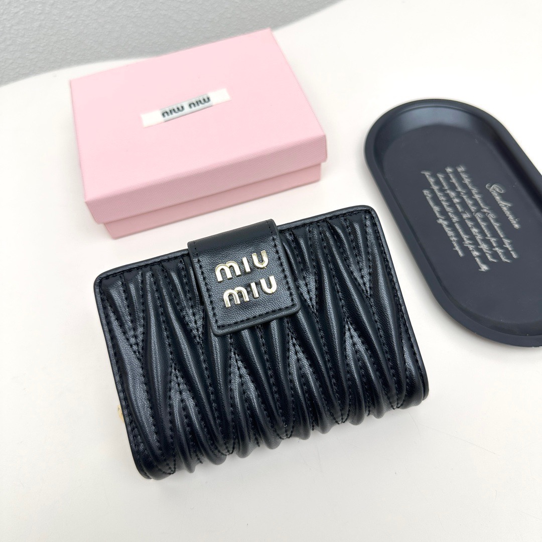 Miu Miu ミュウミュウ 折り財布 高級本革 ファスナー付き ブラック ピンク 全2色 - 画像 2