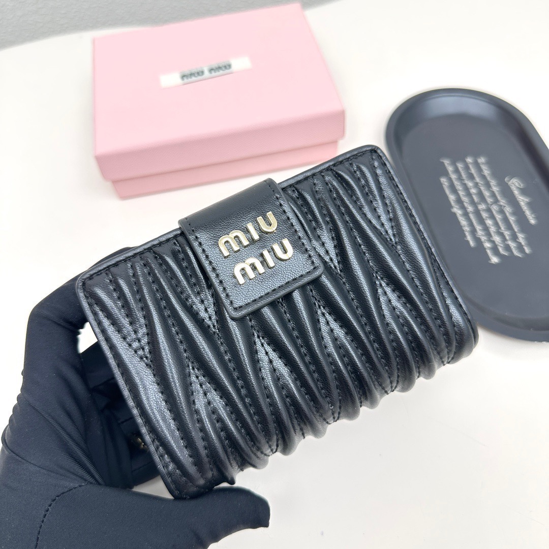Miu Miu ミュウミュウ 折り財布 高級本革 ファスナー付き ブラック ピンク 全2色 - 画像 5