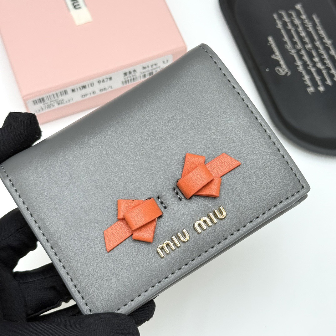MIU MIU ミウミウ 折り財布 ファスナー ポケット付き 2つ折り財布 黒 ピンク 深灰色 浅灰色 全4色展開 - 画像 2