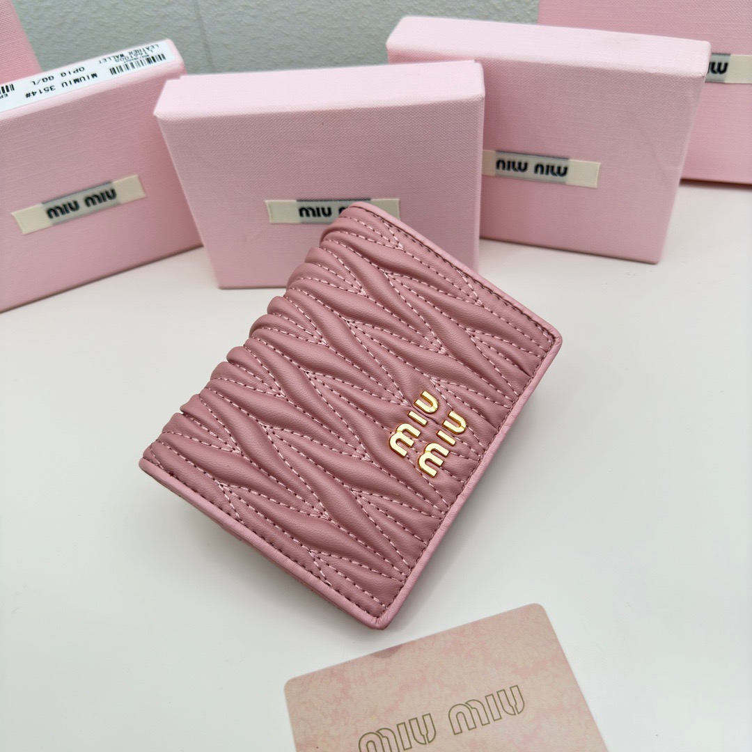 Miu Miu ミウミウ 三つ折り財布 プリントレザー カード収納 ピンク - 画像 2