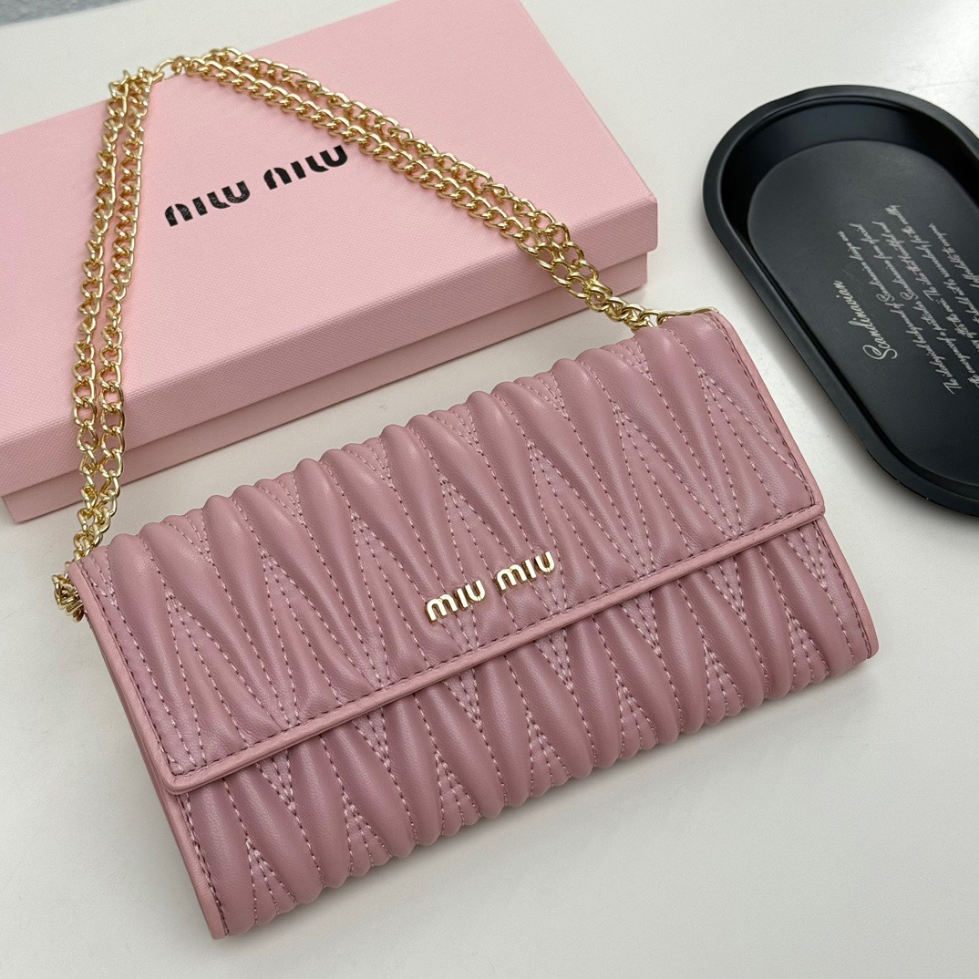 MIU MIU ミウミウ ミニショルダーバッグ 長財布風 高級小羊革 本革 3色展開 - 画像 9