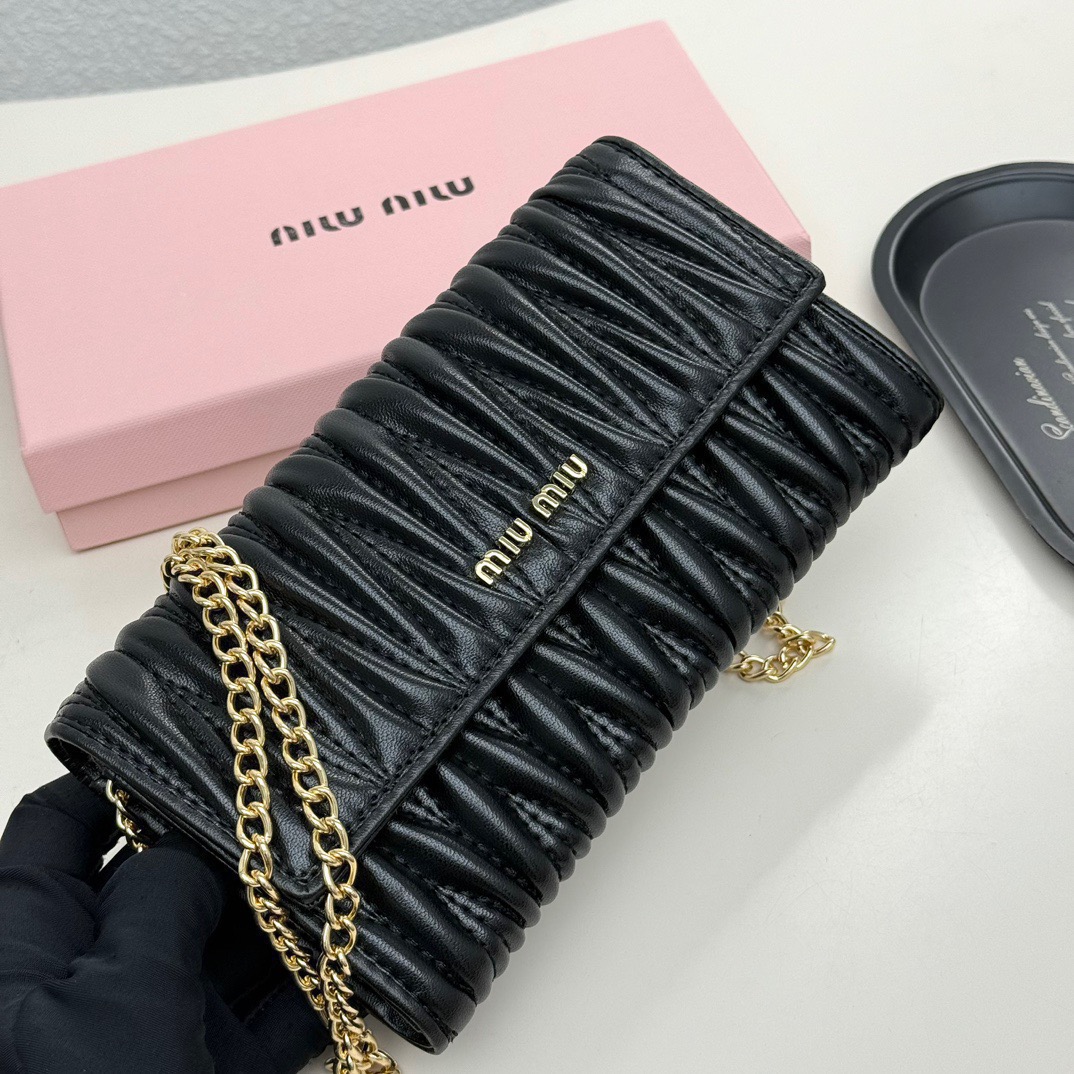 Miu Miu ミュウミュウ ミニショルダーバッグ 高級小羊革 本革仕様 黒 - 画像 3