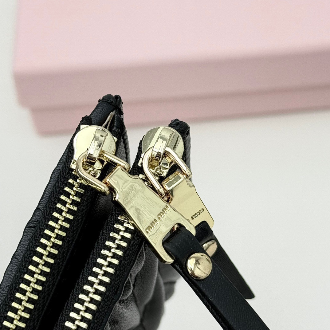 Miu Miu ミウミウ コインケース 本革 ミニ財布 黒 11.5*10*3 - 画像 7