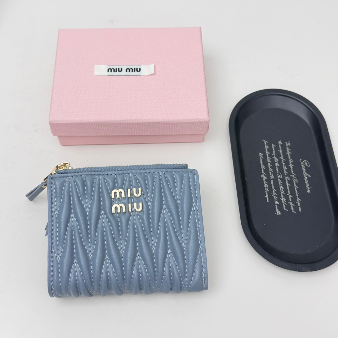 Miu Miu ミュウミュウ 小銭入れ ミニ財布 マイクロレザー 小羊革 3色展開 - 画像 2
