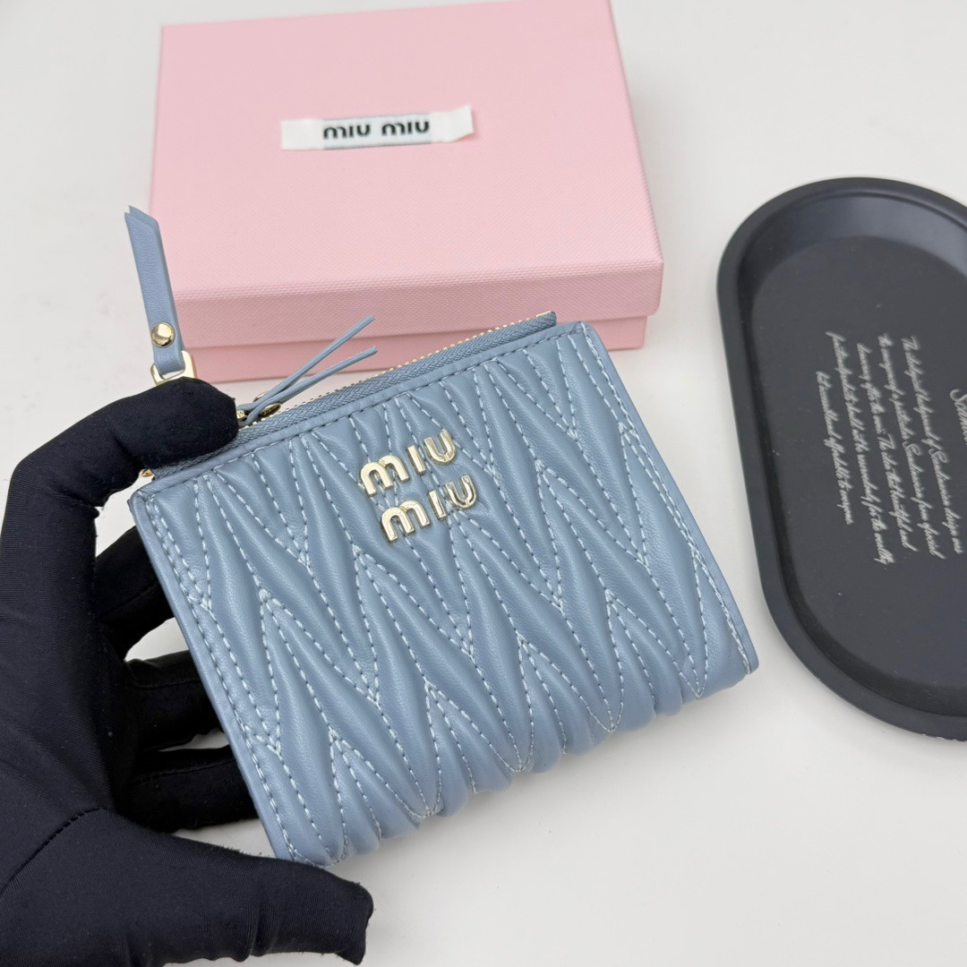 Miu Miu ミュウミュウ 小銭入れ ミニ財布 マイクロレザー 小羊革 3色展開 - 画像 5