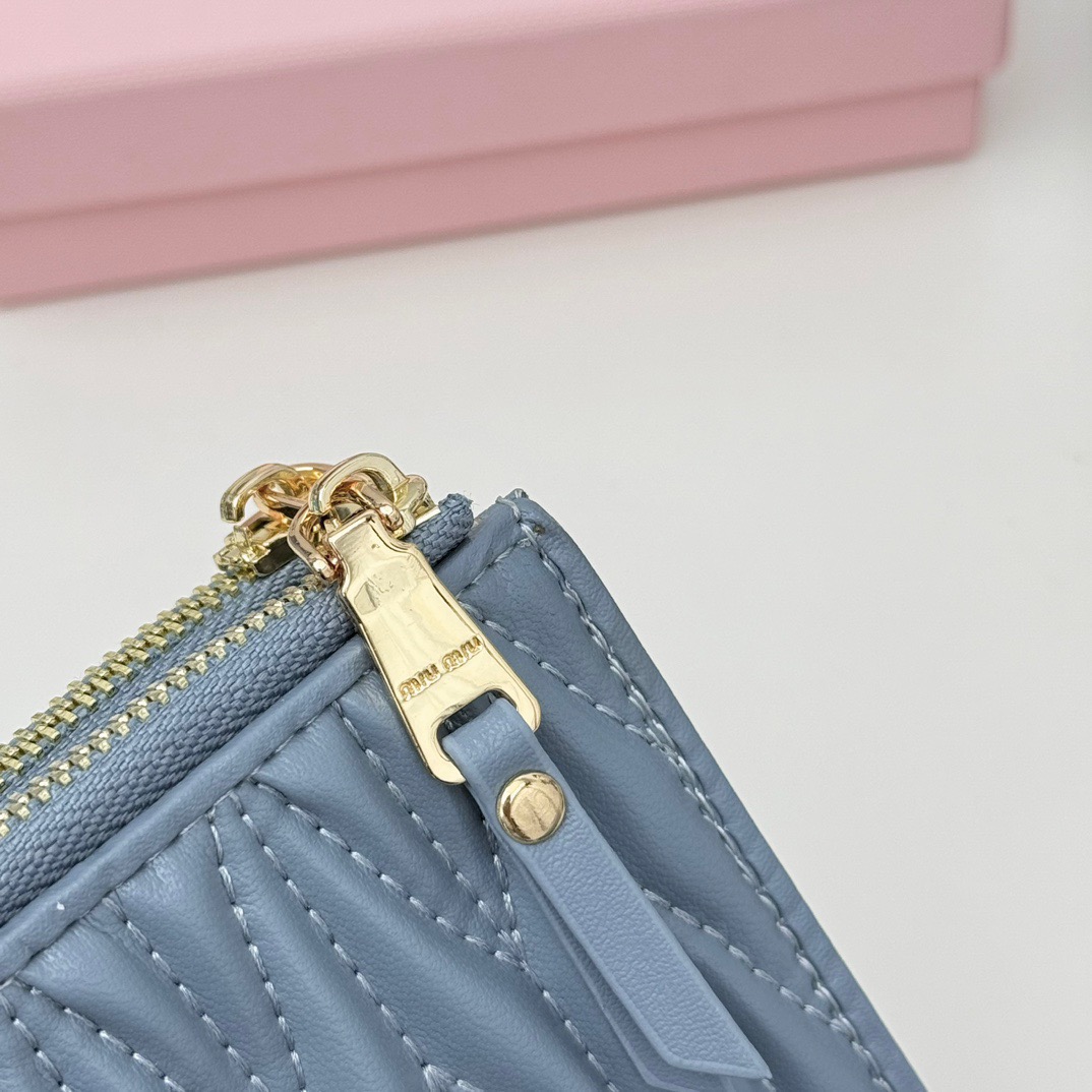 Miu Miu ミュウミュウ 小銭入れ ミニ財布 マイクロレザー 小羊革 3色展開 - 画像 9