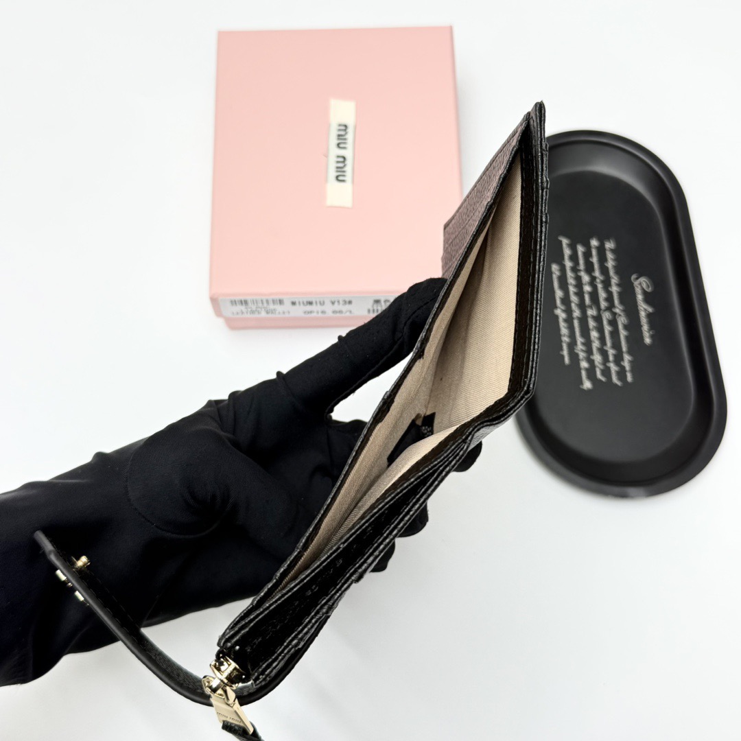 MIU MIU ミュウミュウ レザーウォレット 黒 本革 ミニ財布 フレームデザイン - 画像 6