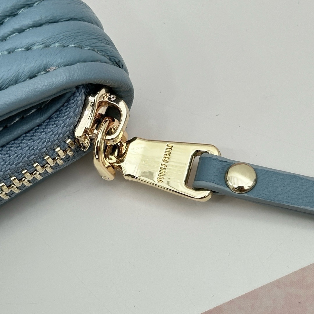 Miu Miu ミウミウ ミニ財布 レザー ラメ ファスナー ブルー - 画像 5