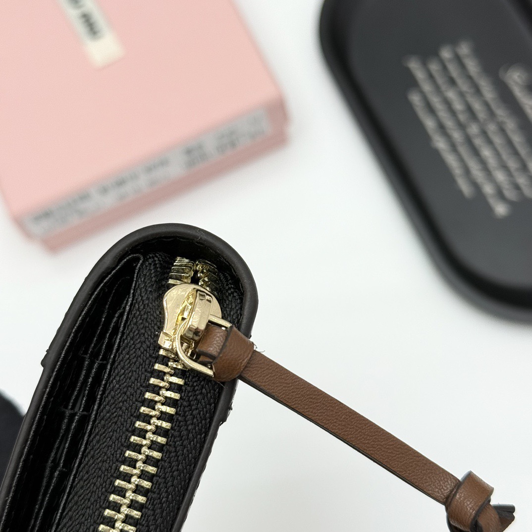 MIUMIU ミウミウ 財布 コンパクト ファスナー 黒 - 画像 9