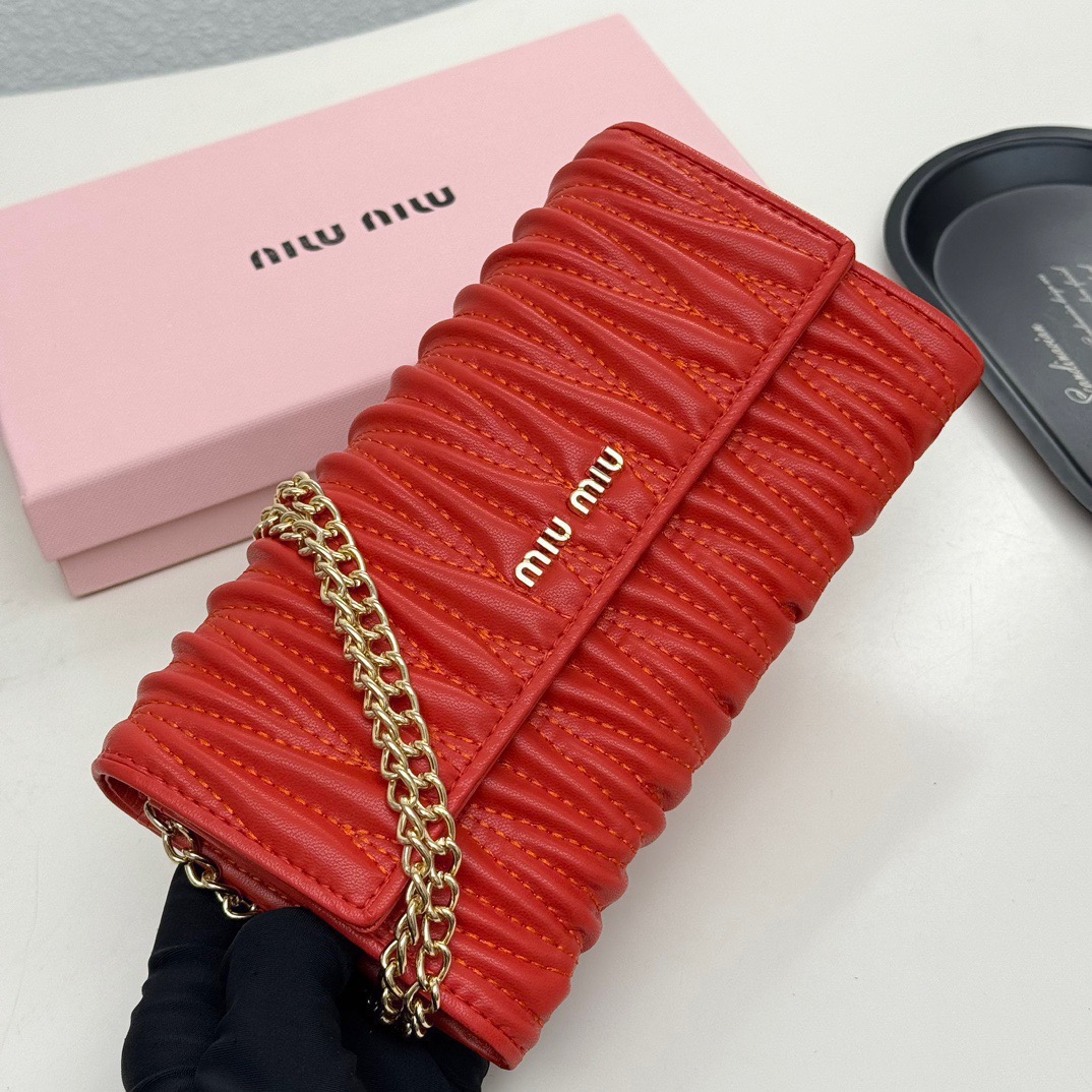 MIU MIU ミウミウ ミニ財布 レディース 軽量 ロゴ チェーン付き 黒ピンク赤 3色展開 - 画像 3