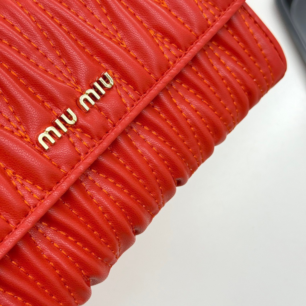 MIU MIU ミウミウ ミニ財布 レディース 軽量 ロゴ チェーン付き 黒ピンク赤 3色展開 - 画像 6