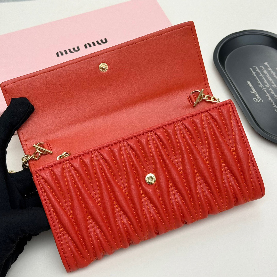 MIU MIU ミウミウ ミニ財布 レディース 軽量 ロゴ チェーン付き 黒ピンク赤 3色展開 - 画像 7