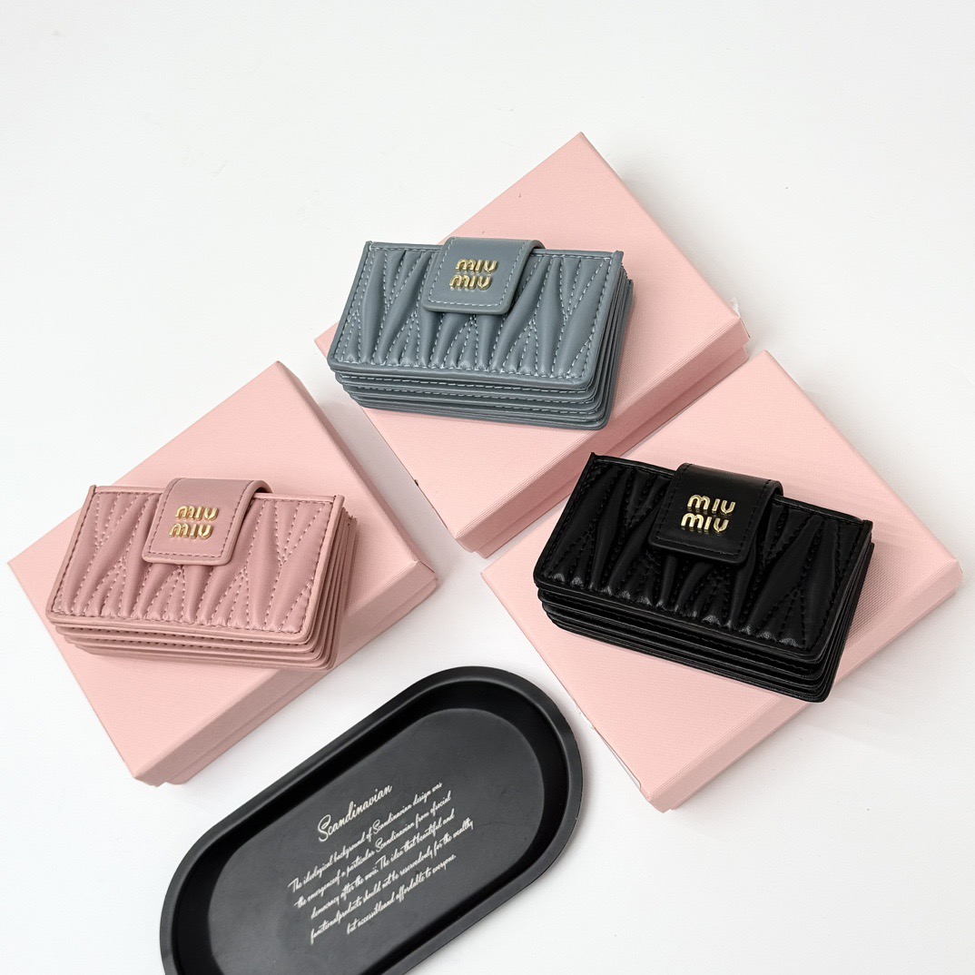 MIU MIU ミュウミュウ カードケース 風琴折り ファスナー付き 黒 ピンク ブルー