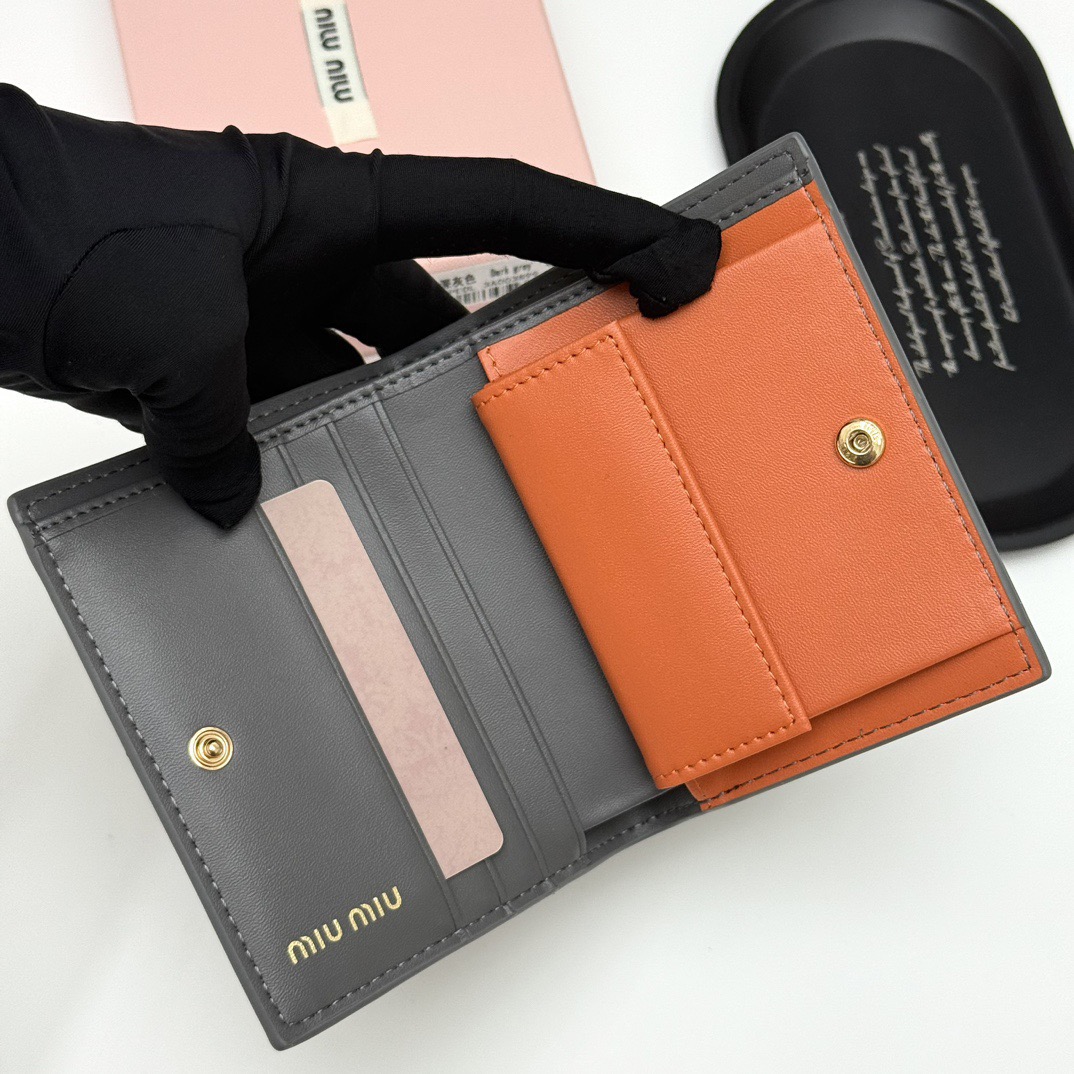 MIU MIU ミウミウ 財布 ミウミウ947 本革仕様 ファスナー 2つ折り 全4色展開 - 画像 7