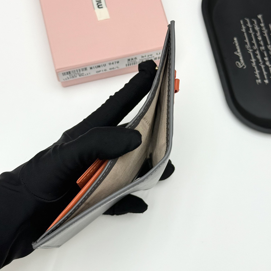 MIU MIU ミウミウ 財布 ミウミウ947 本革仕様 ファスナー 2つ折り 全4色展開 - 画像 8