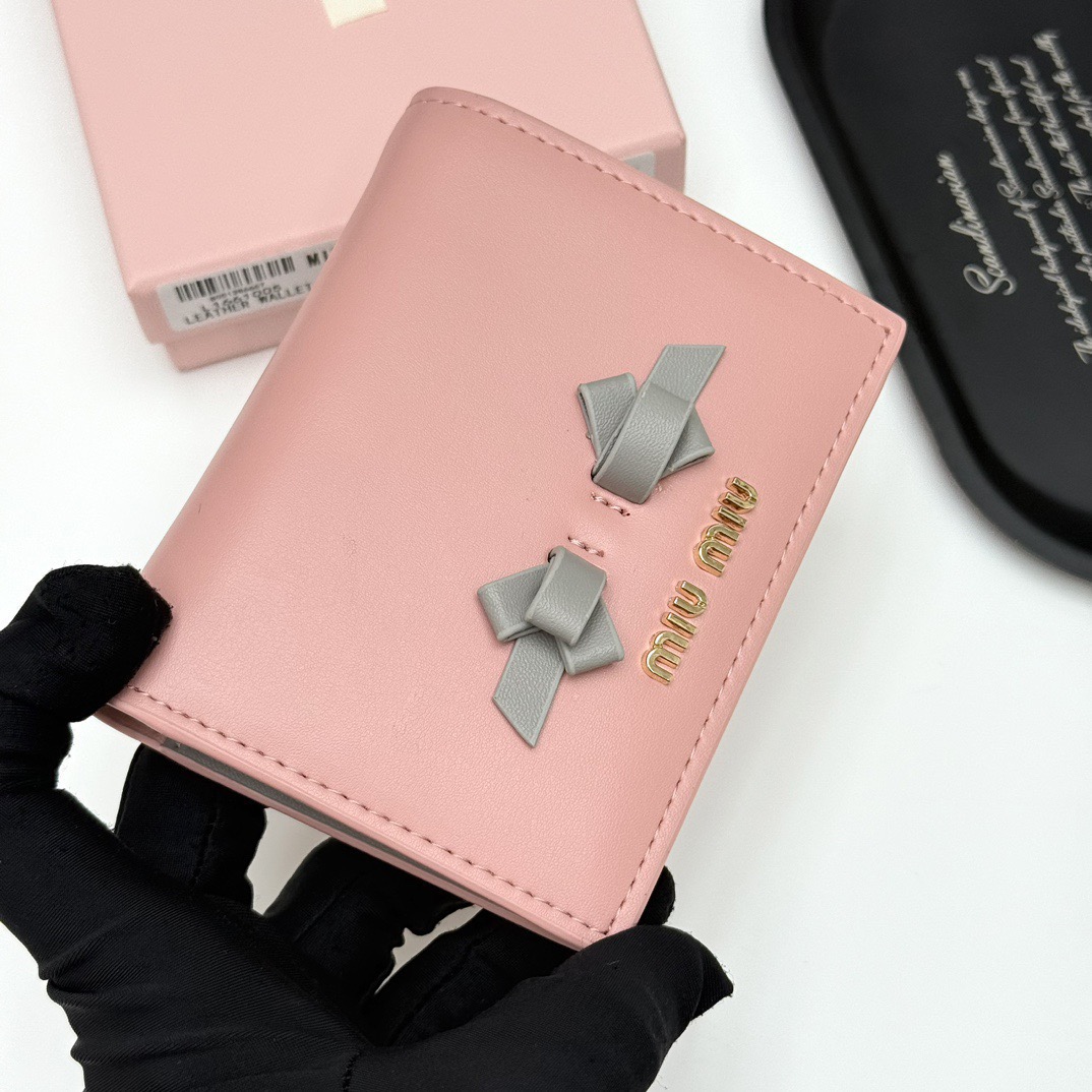 MIU MIU ミウミウ 折り財布 高級革製 コンパクト 多色展開 - 画像 3