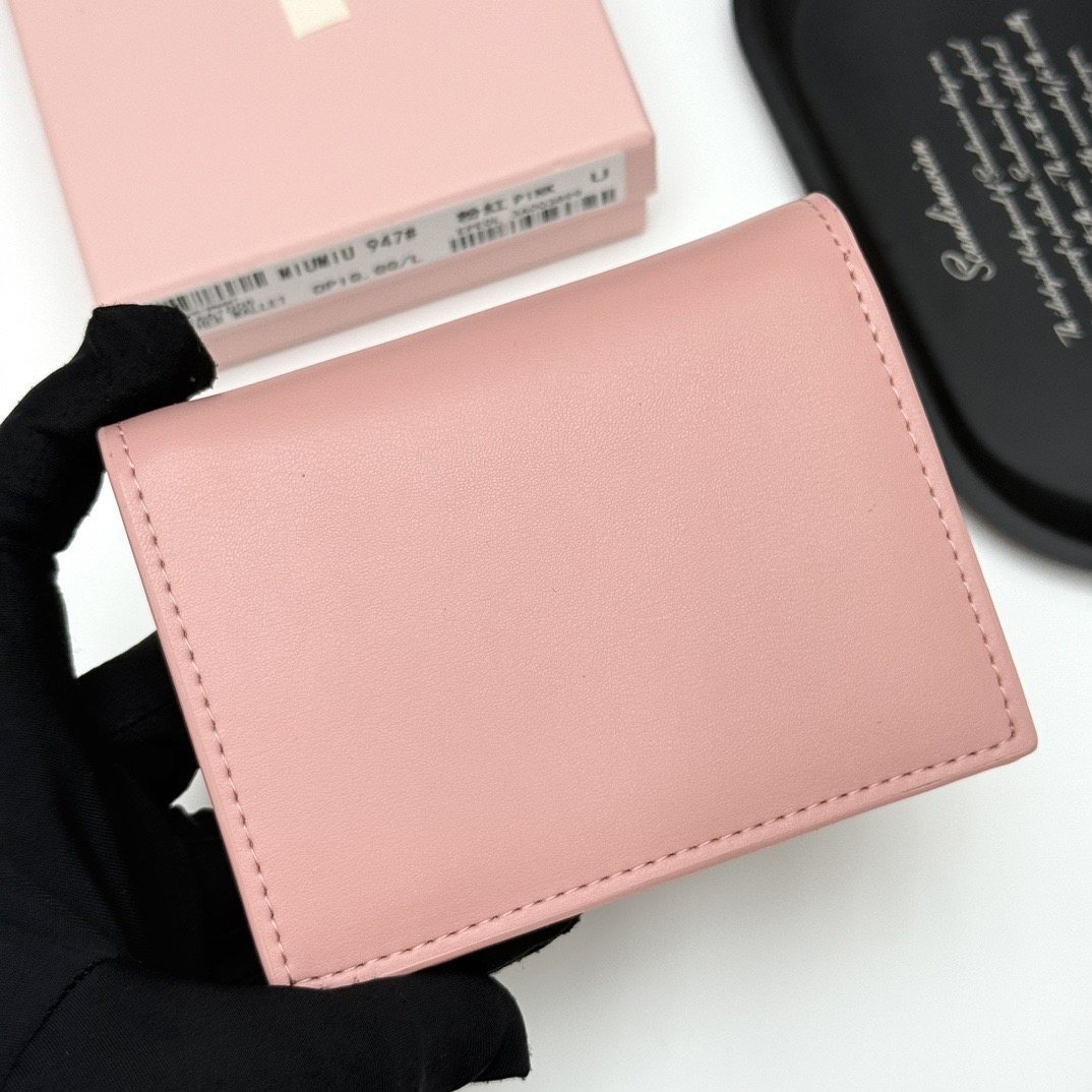 MIU MIU ミウミウ 折り財布 高級革製 コンパクト 多色展開 - 画像 4