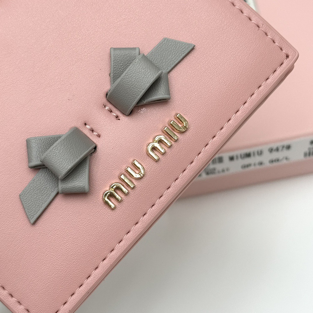 MIU MIU ミウミウ 折り財布 高級革製 コンパクト 多色展開 - 画像 5