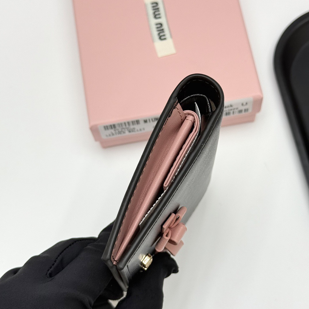 Miu Miu ミウミウ 折り財布 ファスナー付き ミニ財布 黒 ピンク - 画像 6
