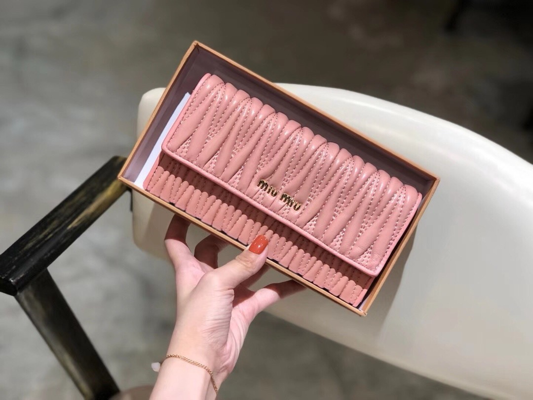 Miu Miu ミュウミュウ 長財布 本革 19x10cm パステルピンク