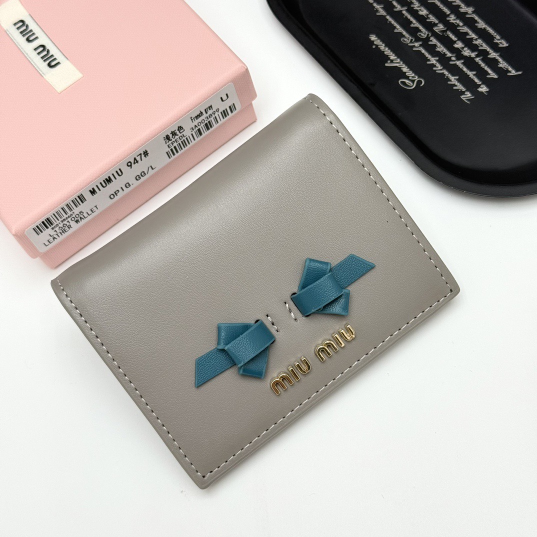 MIUMIU ミュウミュウ 折り財布 長方形 ファスナー 2つ折り 黒 ピンク 深灰色 浅灰色 全4色展開