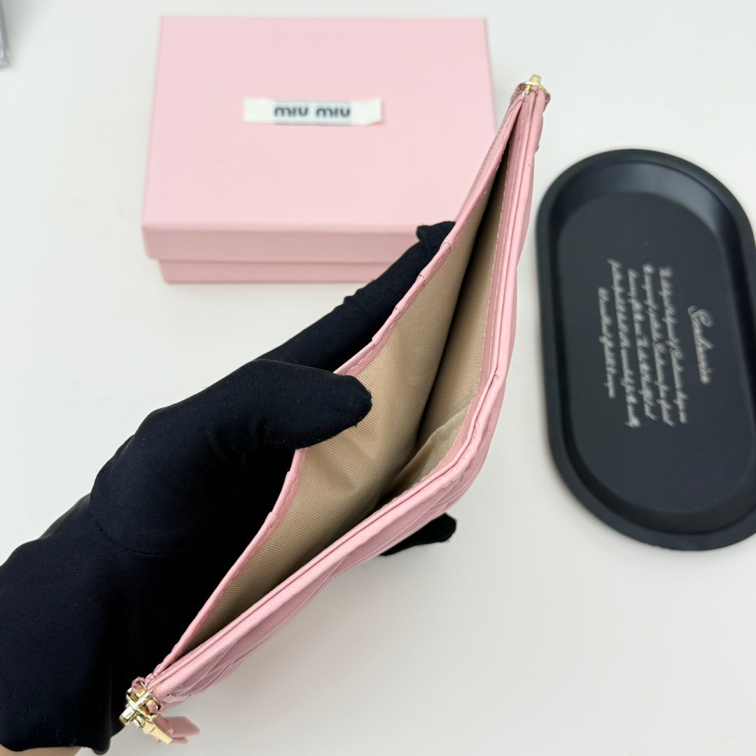 Miu Miu ミュウミュウ ウェーブ型コンパクト財布 黒 ピンク ブルー 3色展開 - 画像 8